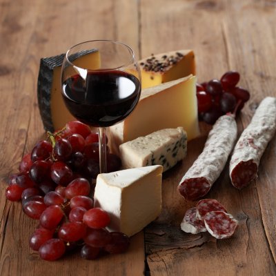 Wurst, Käse und Rotwein